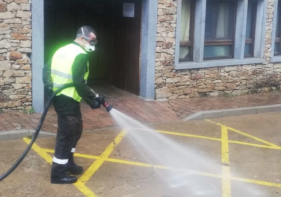 Foto 2 - La UME realiza trabajos de desinfecci&oacute;n en la residencia de La Alberca