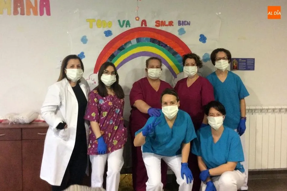 Foto 5 - Mayores y trabajadores de las residencias de Aldead&aacute;vila utilizan mascarillas realizadas en el...