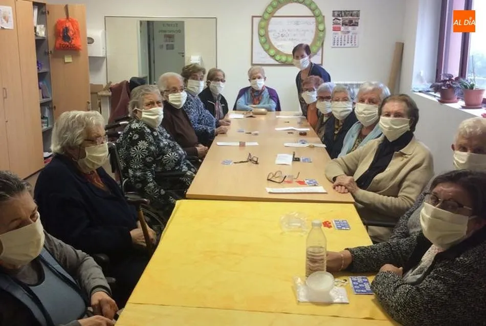 Foto 3 - Mayores y trabajadores de las residencias de Aldead&aacute;vila utilizan mascarillas realizadas en el...