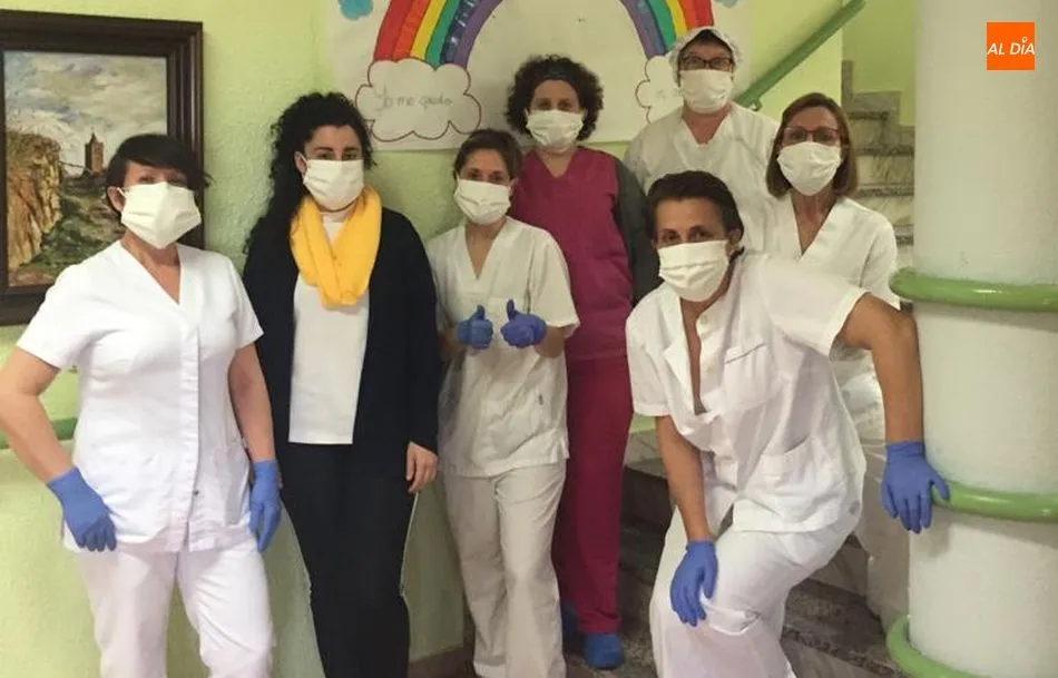 Foto 2 - Mayores y trabajadores de las residencias de Aldead&aacute;vila utilizan mascarillas realizadas en el...