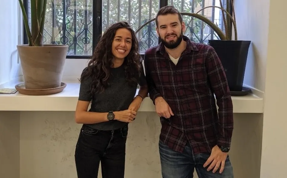 María González y Marcos Rubio, que han adaptado un asistente virtual para identificar y monitorizar a pacientes con Covid19. Foto: Tucuvi/EP