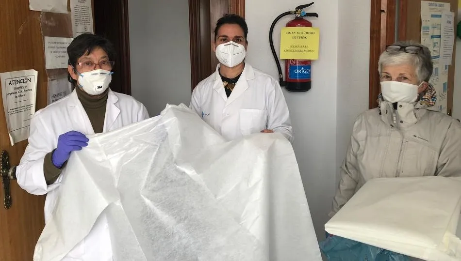 Llegan al Consultorio de Aldea del Obispo batas elaboradas en el Centro Penitenciario de Topas  