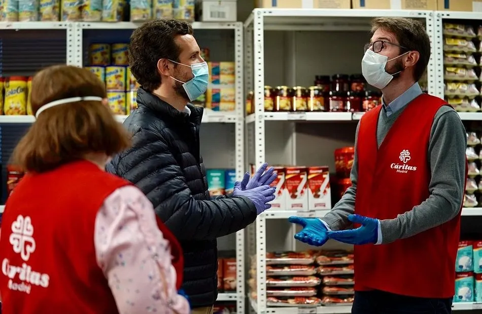 El líder del PP, Pablo Casado, visita el economato de Cáritas en el madrileño barrio de Tetuán. - DAVID MUDARRA (PP)