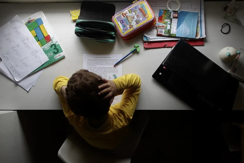 Un niño estudia y hace los deberes en casa. Foto: EP
