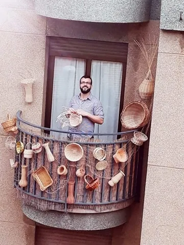 Foto 2 - Un artesano del mimbre muestra sus habilidades en su balc&oacute;n de Salamanca