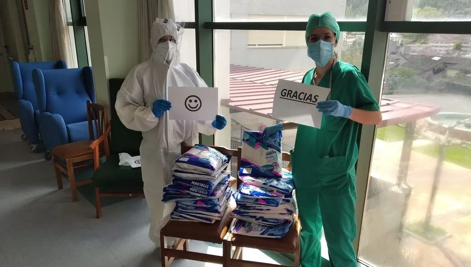 Donación de trajes a la residencia de mayores El Buen Pastor