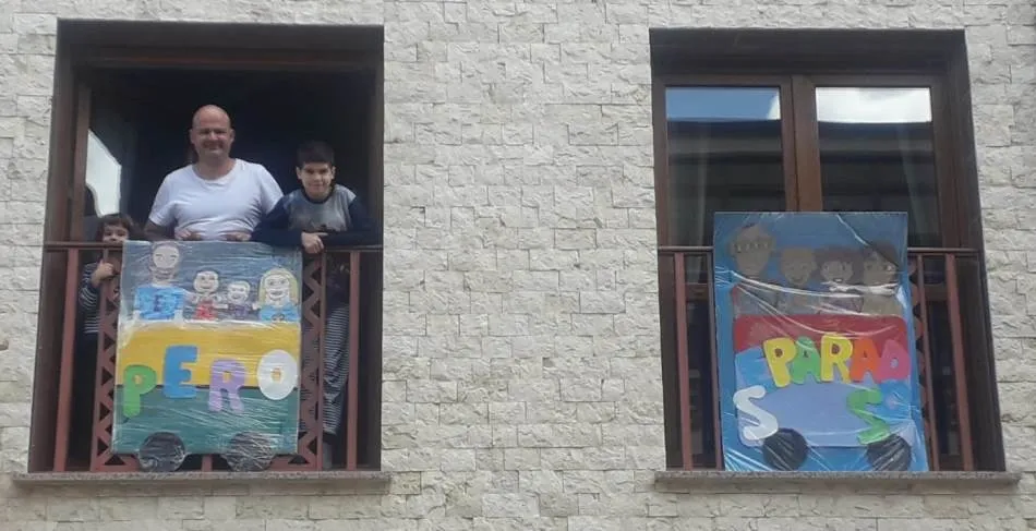 Foto 11 - Vecinos de la calle Crist&oacute;bal Col&oacute;n muestran en sus balcones su esperanza de salir de la actual...
