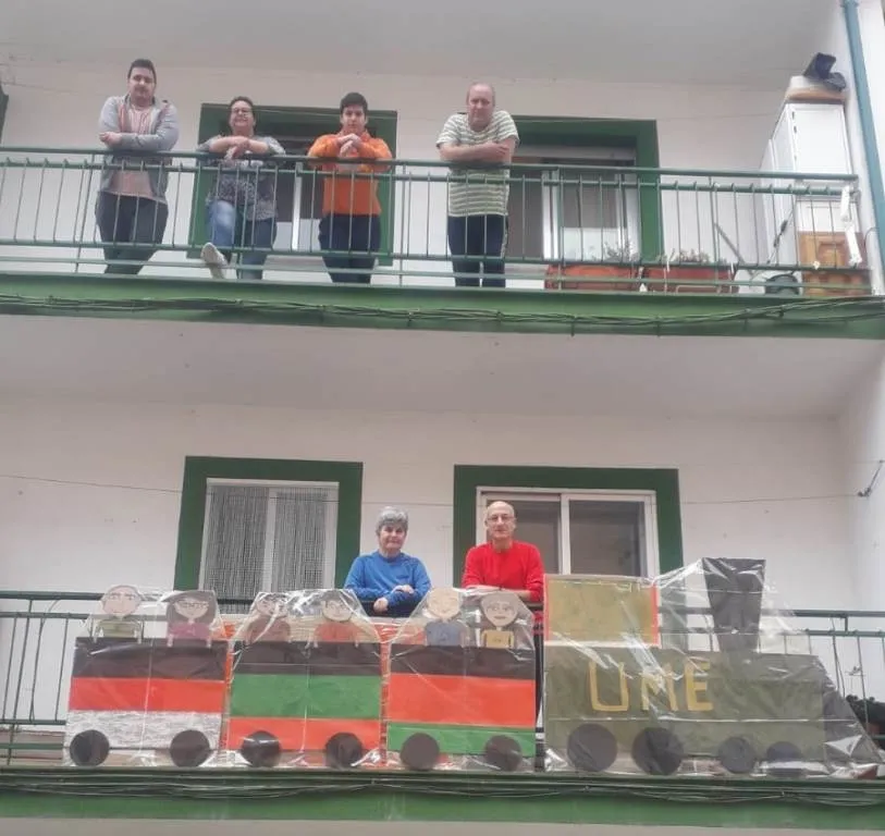 Foto 8 - Vecinos de la calle Crist&oacute;bal Col&oacute;n muestran en sus balcones su esperanza de salir de la actual...