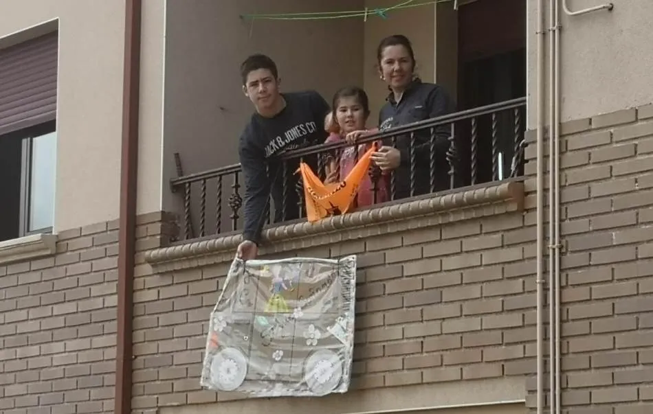 Foto 5 - Vecinos de la calle Crist&oacute;bal Col&oacute;n muestran en sus balcones su esperanza de salir de la actual...