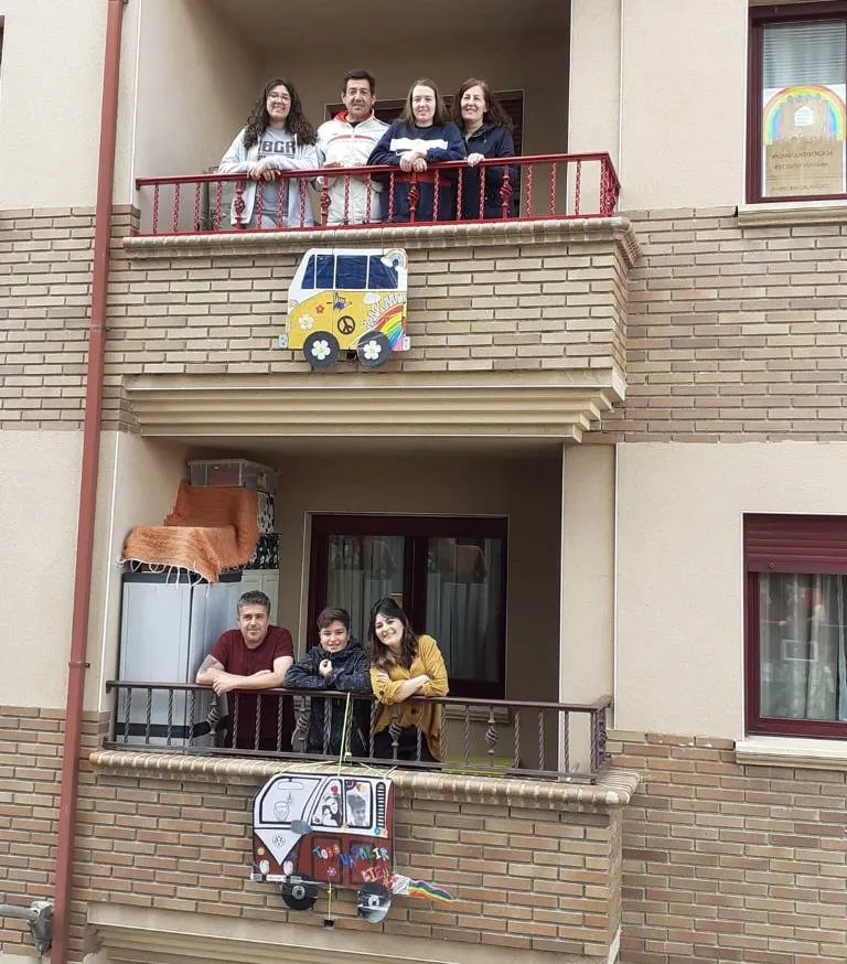 Foto 7 - Vecinos de la calle Crist&oacute;bal Col&oacute;n muestran en sus balcones su esperanza de salir de la actual...