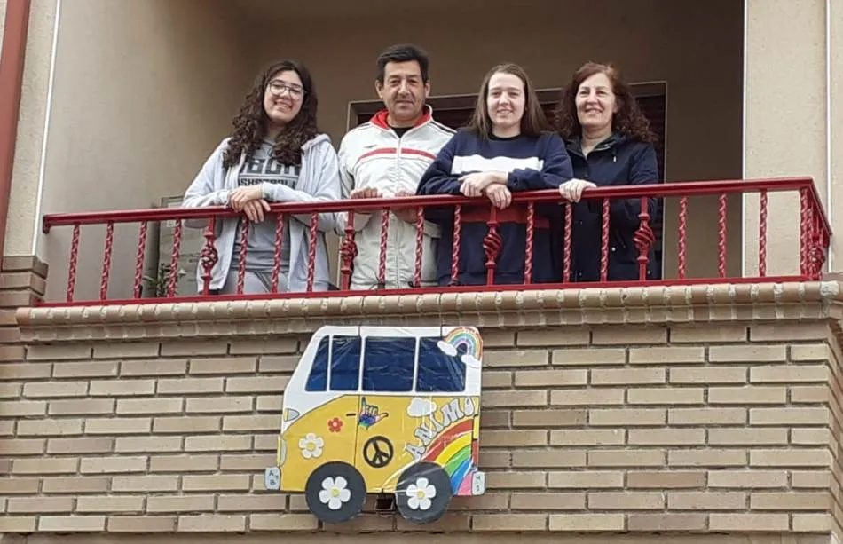 Foto 6 - Vecinos de la calle Crist&oacute;bal Col&oacute;n muestran en sus balcones su esperanza de salir de la actual...
