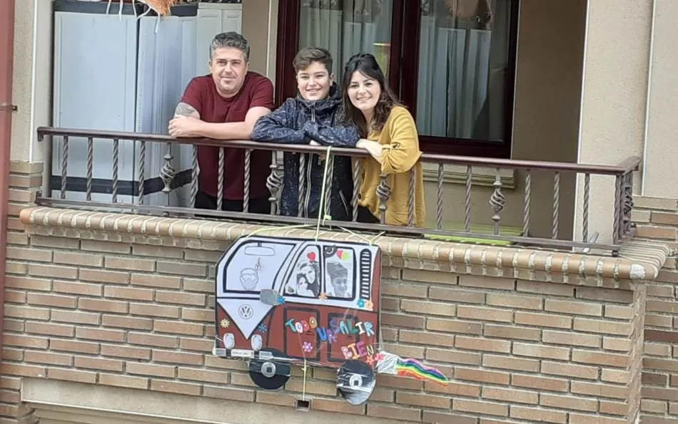 Vecinos de la calle Cristóbal Colón muestran en sus balcones su esperanza de salir de la actual...