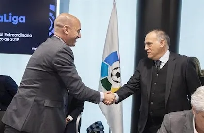 Luis Rubiales, presidente de la Real Federación Española de Fútbol (RFEF), con el presidente de LaLiga, Javier Tebas - PRENSA LALIGA - ARCHIVO