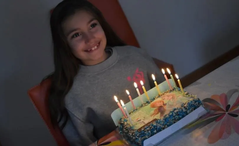 La calle Independencia celebra el cumpleaños de una niña de 10 años  