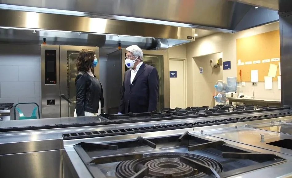 Díaz Ayuso y Enrique Cerezo en las cocinas del Wanda | EP