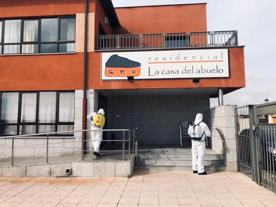 Efectivos de la UME en tareas de desinfección en Cantalpino..