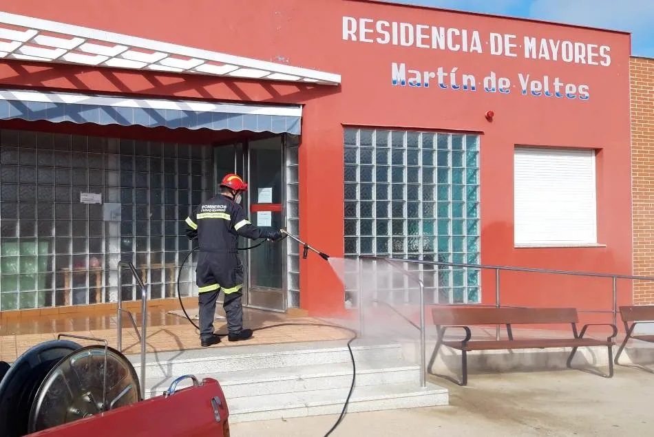 Foto 3 - Los Bomberos de Ciudad Rodrigo prosiguen con sus tareas de desinfecci&oacute;n por la comarca  