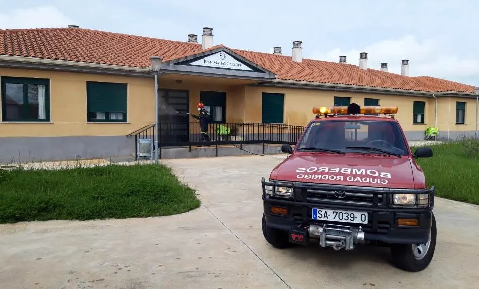 Foto 2 - Los Bomberos de Ciudad Rodrigo prosiguen con sus tareas de desinfecci&oacute;n por la comarca  