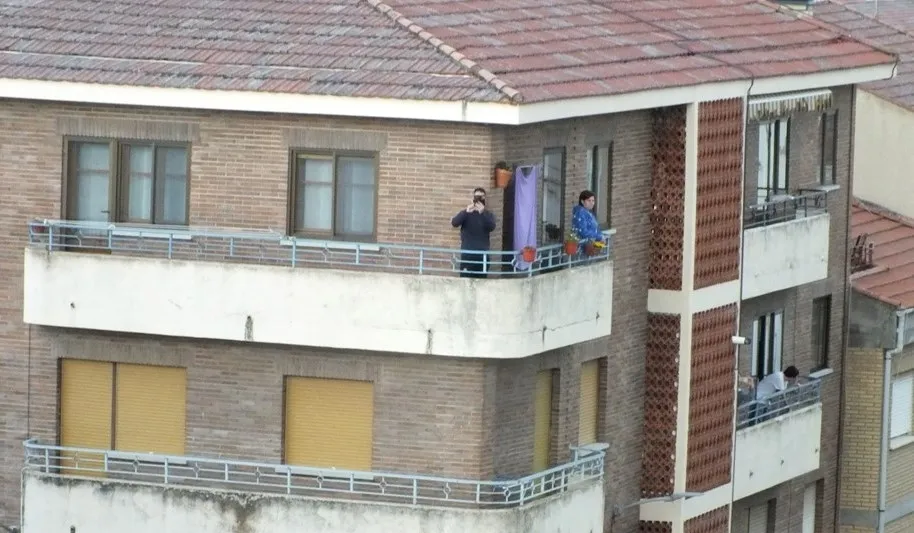 Foto 7 - La calle Mar&iacute;a Molina hace m&aacute;s llevadera la cuarentena con una &lsquo;Party Balconing&rsquo; cada d&iacute;a  