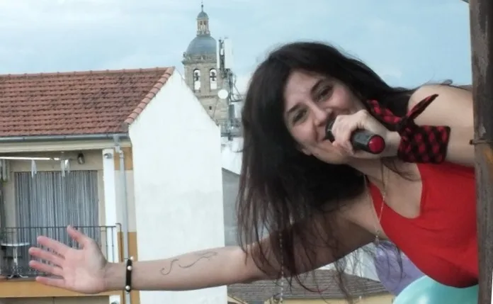 La calle María Molina hace más llevadera la cuarentena con una ‘Party Balconing’ cada día  