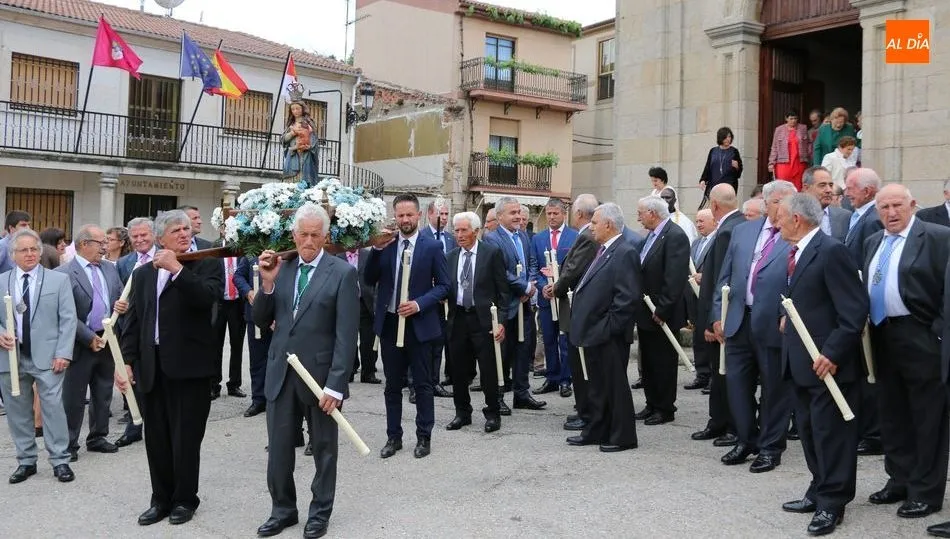 La fiesta de la Virgen del Amparo camina de la mano de sus 51 cofrades / FOTOS: CORRAL