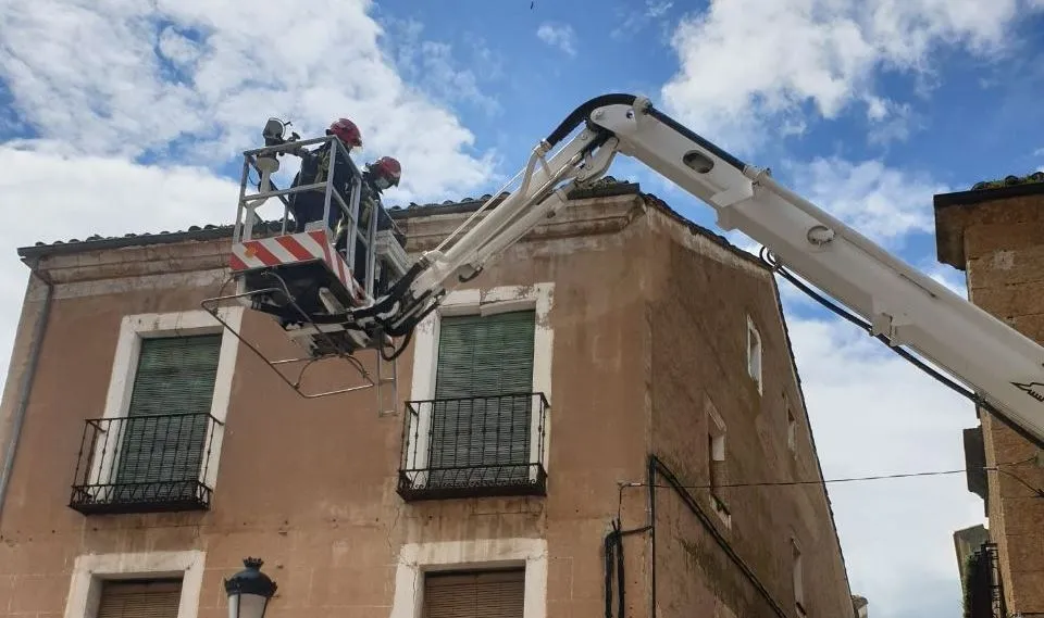 Los Bomberos intervienen por un desprendimiento en la calle Díez Taravilla  