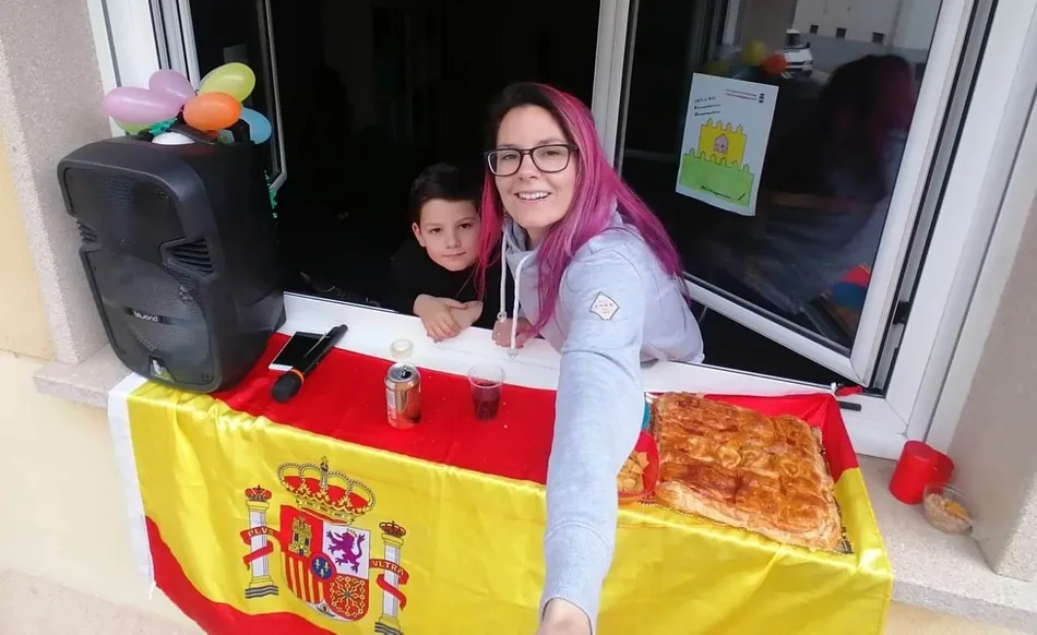 La lluvia, obstáculo adicional a la hora de vivir el Lunes de Aguas en ventanas y balcones  