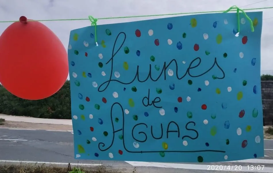 Foto 5 - La lluvia, obst&aacute;culo adicional a la hora de vivir el Lunes de Aguas en ventanas y balcones  