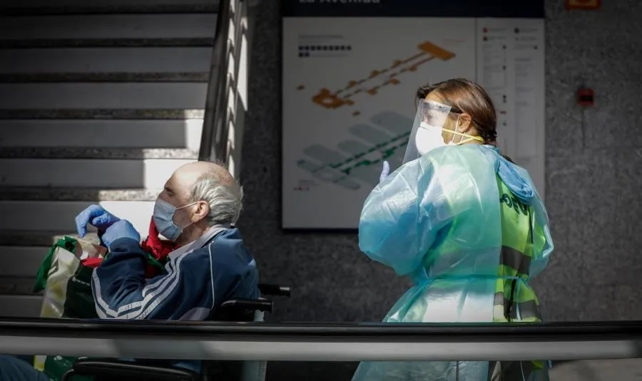 Un hombre protegido con mascarilla tras conseguir el alta en el hospital de campaña de IFEMA. Foto de Jesús Hellín - EP