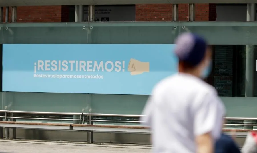 Cartel en el que se lee ¡Resistiremos! en el exterior del hospital de campaña de IFEMA, en Madrid. Foto de Jesús Hellín - EP