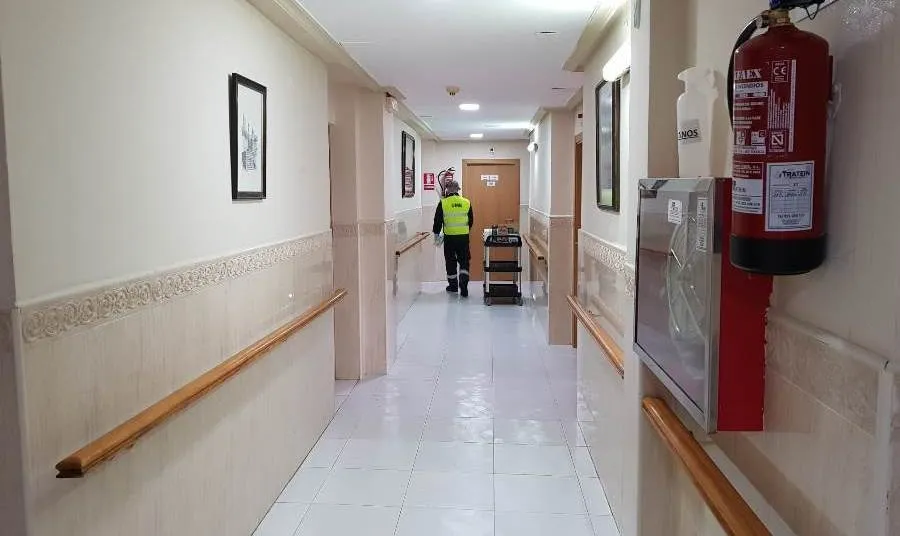 Tareas de desinfección de la UME en una residencia de Miranda de Azán