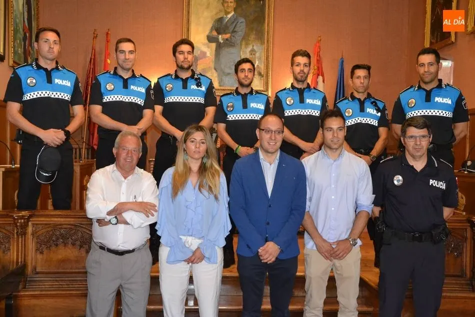 Foto de la jornada en que fueron nombrados funcionarios en prácticas