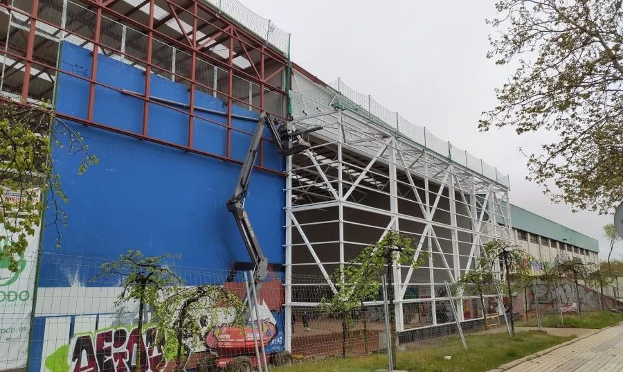 Aspecto exterior de las obras del nuevo pabellón. Foto EP