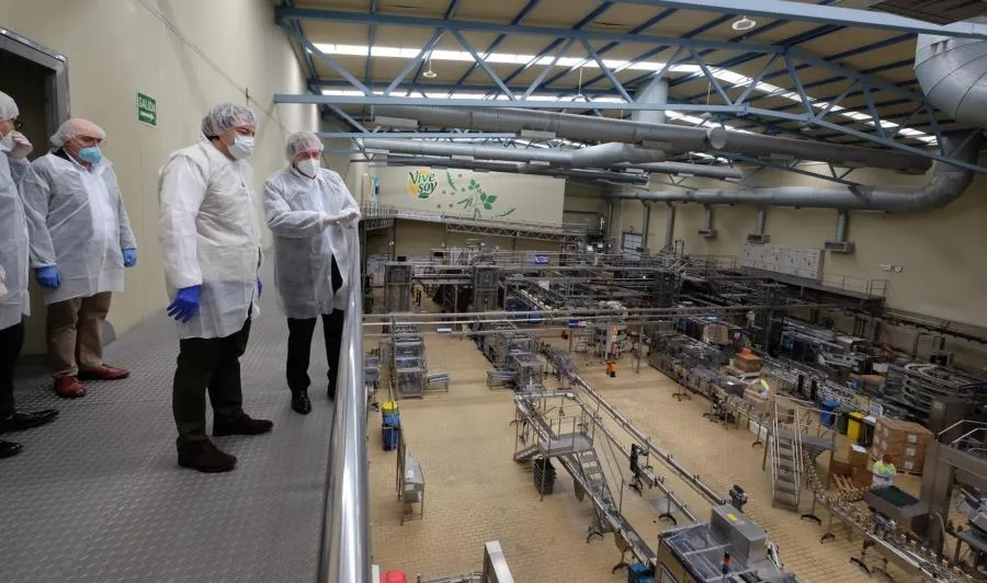 Visita del presidente de la Junta de Castilla y León, Alfonso Fernández Mañueco, a la planta de Calidad Pascual en Aranda (Burgos). Foto JCYL