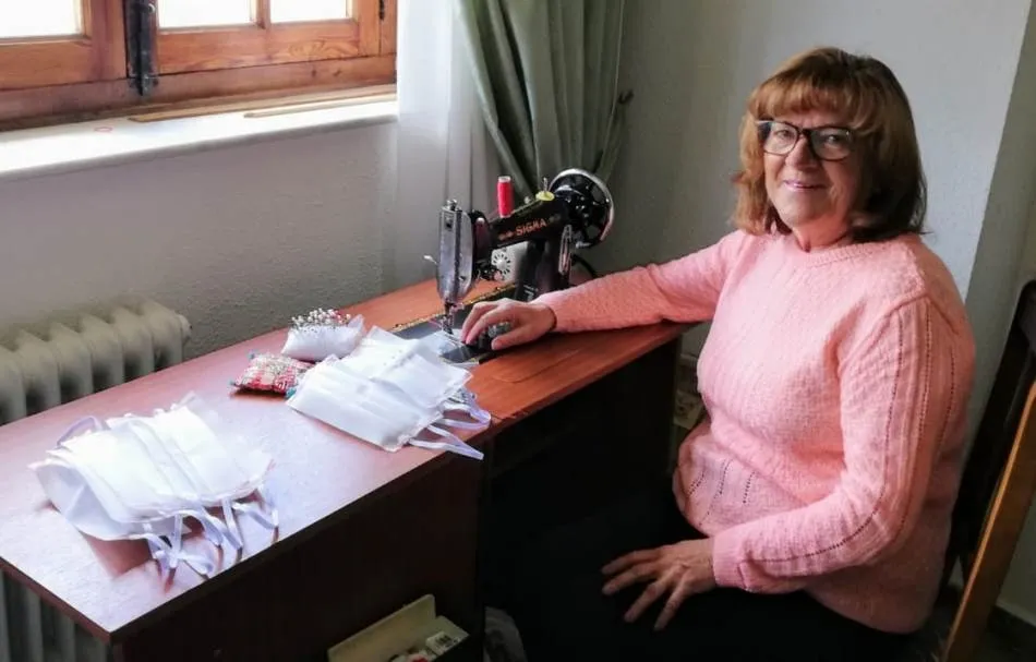 Vecinas de Ituero de Azaba elaboran mascarillas para repartirlas entre los pueblos de alrededor  