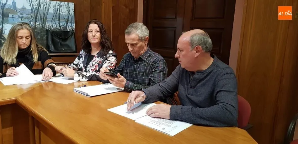 Concejales socialistas antes del comienzo de un pleno ordinario