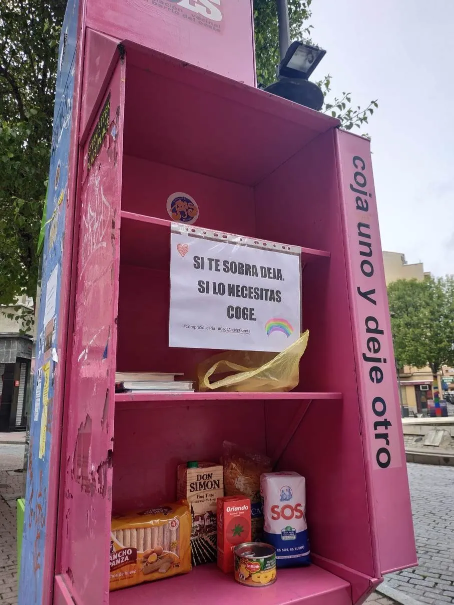 Foto 2 - Solidaridad espont&aacute;nea en la bibliocabina de la plaza del Oeste para compartir alimentos