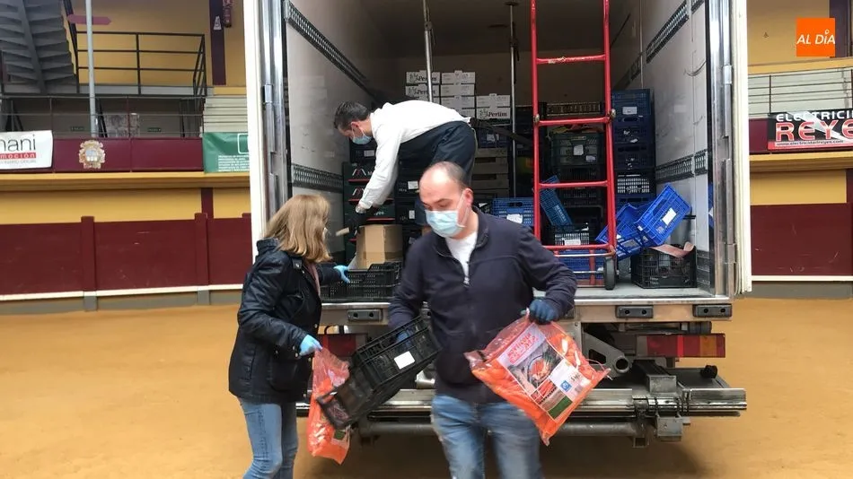 Foto 3 - Fruter&iacute;as P&eacute;rez Tejedor dona 800 kilos de fruta, verduras y patatas