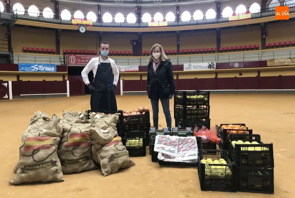 José Julio Pérez Tejedor, junto a la alcaldesa Concepción Miguélez