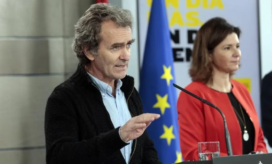 El director del Centro de Coordinación de Alertas y Emergencias Sanitarias del Ministerio de Sanidad, Fernando Simón; y la secretaria general de Transportes, María José Rallo del Olmo. Foto Moncloa