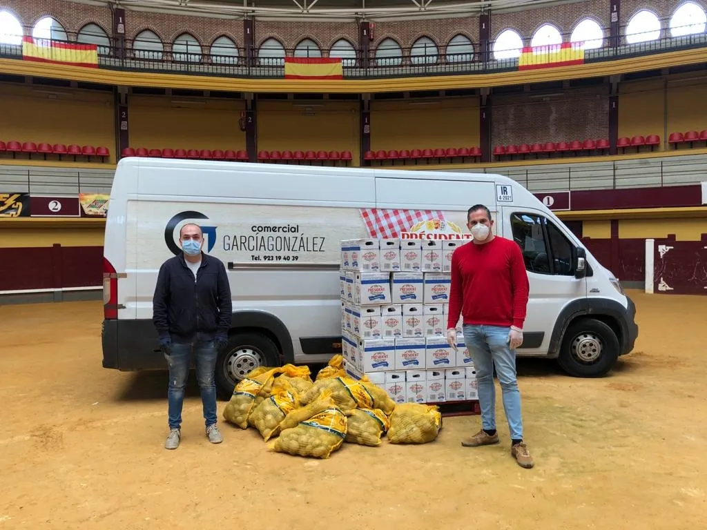 Galán García hizo entrega de los alimentos a José García, concejal del Partido Popular