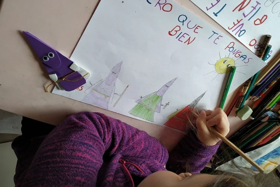 Una niña pintando un arcoiris. Foto: EP