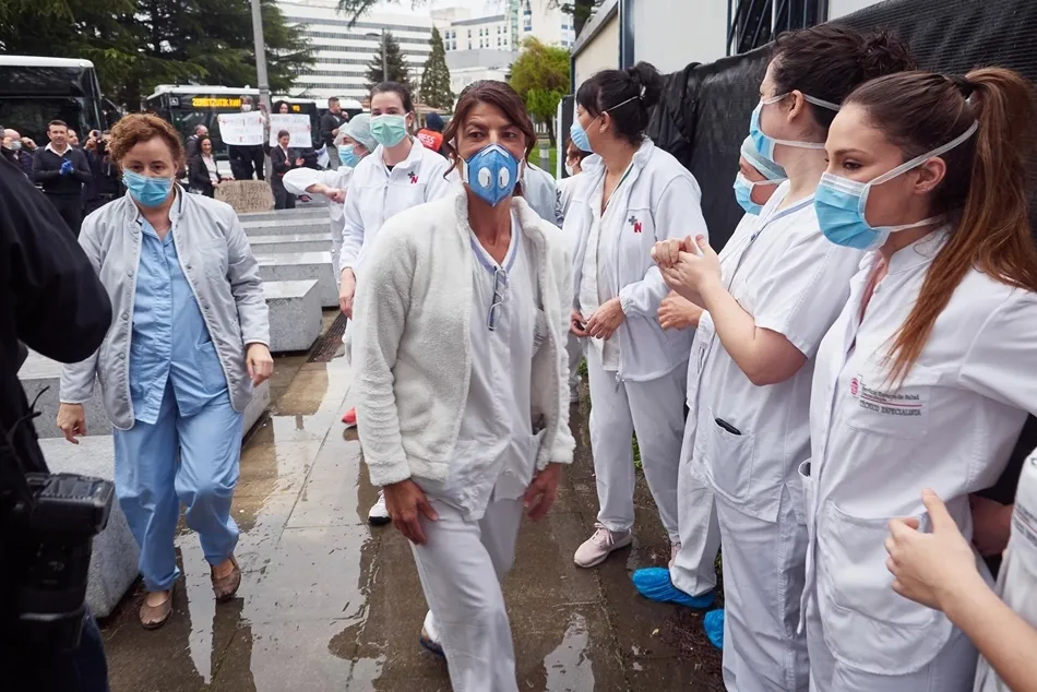 Varios sanitarios agradecen los aplausos durante el homenaje recibido por los trabajadores del transporte público en el Hospital de Navarra. Foto: EP