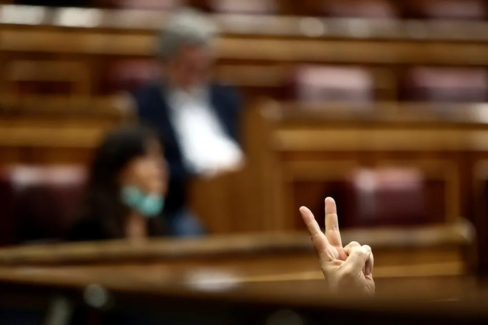 Un diputado marca votación en el Pleno del Congreso. Foto: EP