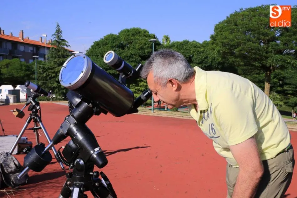 Un hombre utiliza un telescopio en una reunión astronómica en Salamanca - Archivo