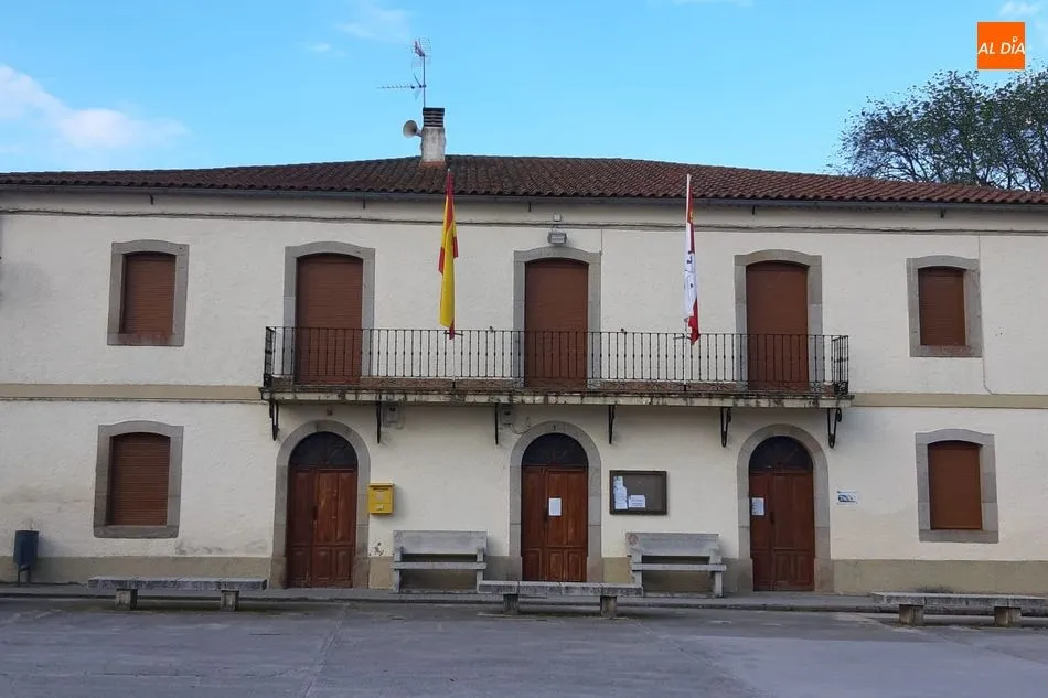 A pesar de observar una plaza vacía de talanqueras, el balcón del Ayuntamiento muestra sus banderas de fiesta / MANUEL NICOLÁS BOGAZ