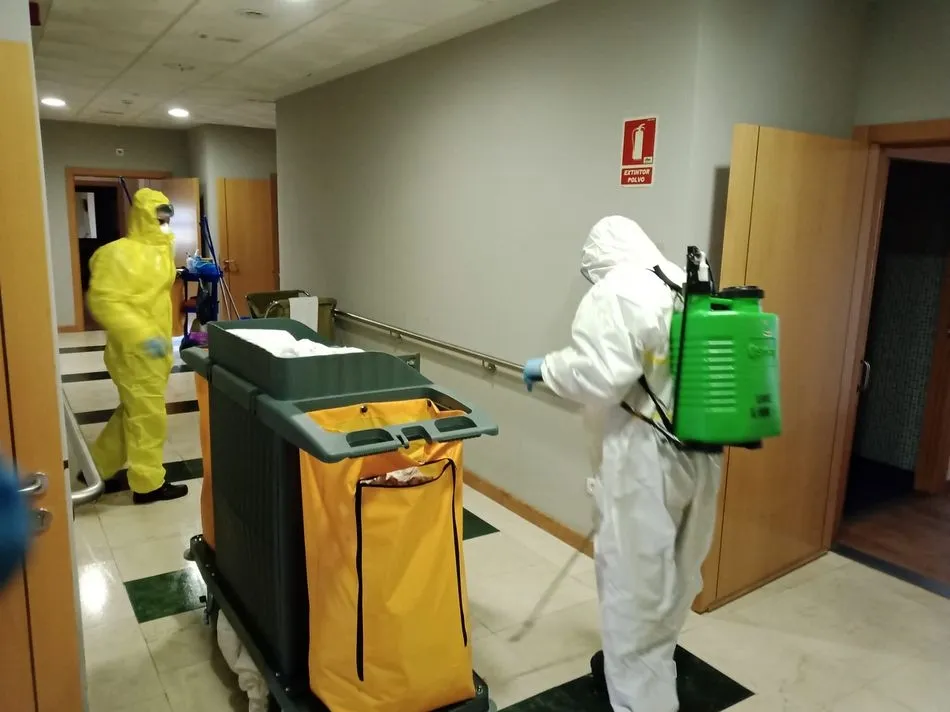 Efectivos de la UME trabajan en la desinfección de una residencia de mayores
