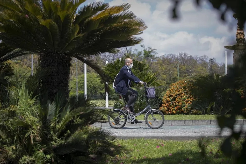 Un hombre circula en bicicleta protegido con mascarilla - María José López - Europa Press