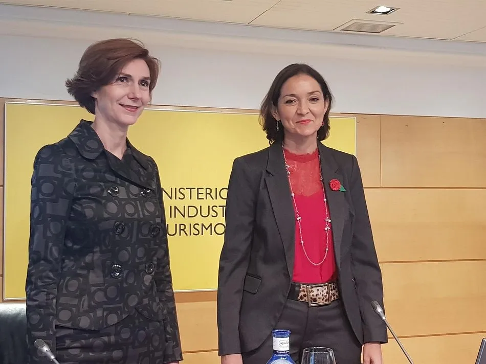 Reyes Maroto, ministra de Industria, Comercio y Turismo en funciones e Isabel Oliver, secretaria de Estado de Turismo - EUROPA PRESS - Archivo