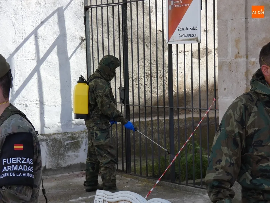 Foto 3 - El REI11 desinfecta el Centro de Salud de Cantalapiedra